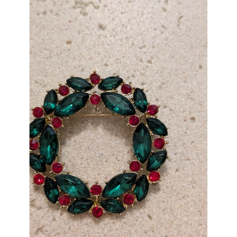 Vintage Christmas Wreath Brooch In Green Holly And Red Berry Stones Rhinestone